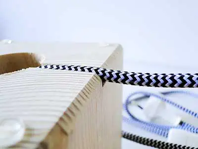 Kabel in Nut drücken