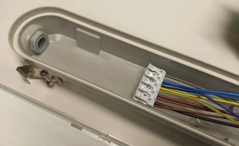 LED montagebalk met doorvoerbedrading aansluitblokje